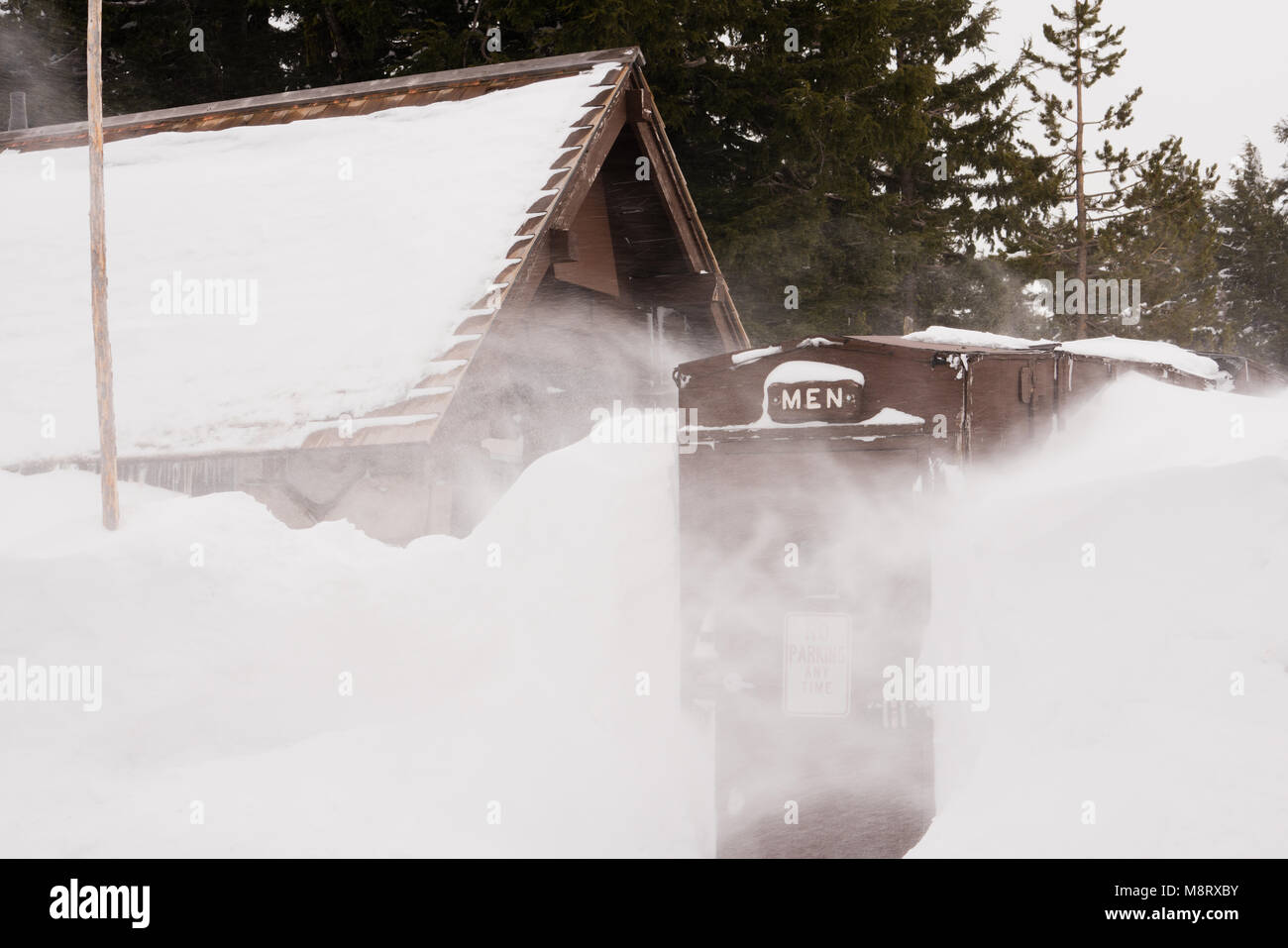 Den Gehweg und Eintrag zu dieser Männer Zimmer ist in Eis und Schnee, der Wind bläst abgedeckt Stockfoto