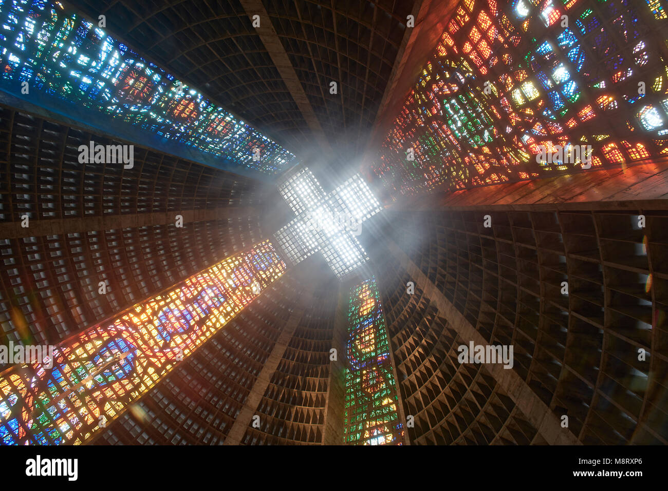 Low Angle View von Cross Form Decke in der Kathedrale Stockfoto