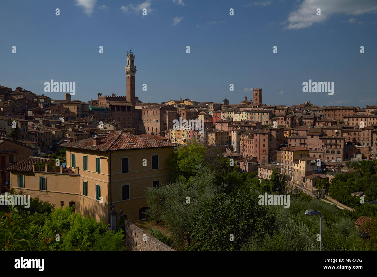 Blick auf Torre del Mangia in Stadt gegen den Himmel Stockfoto
