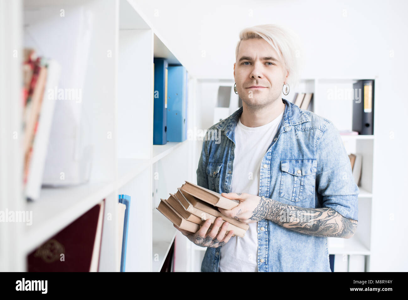 Nach Hipster in der Hochschule Bibliothek Stockfoto