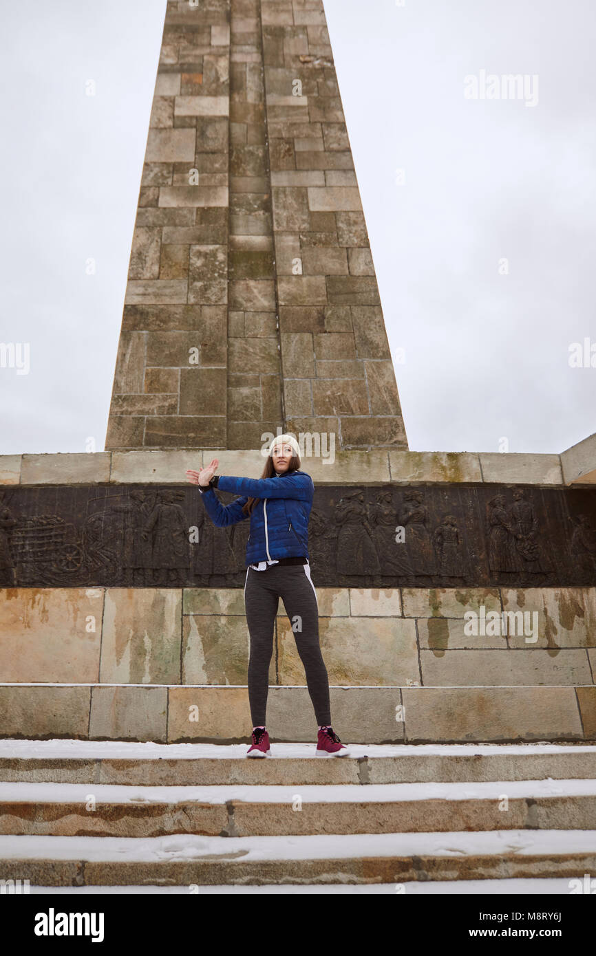 Low Angle View von Frau Ausübung auf Schritte gegen Himmel im Winter Stockfoto