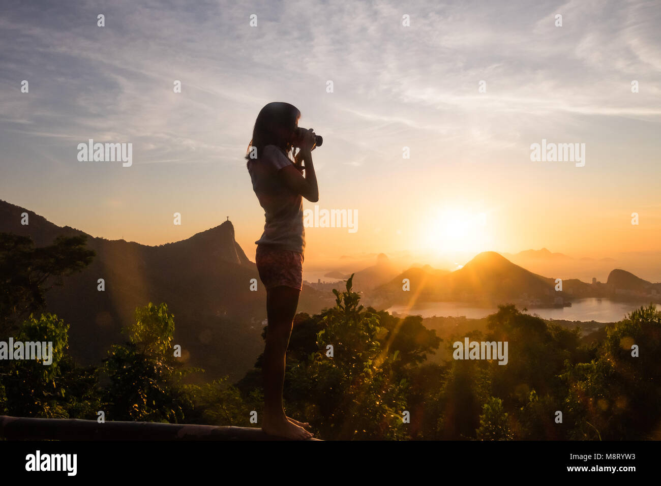 Mädchen, die Bilder von Sunrise in Vista Chinesa, Rio de Janeiro, Brasilien Stockfoto