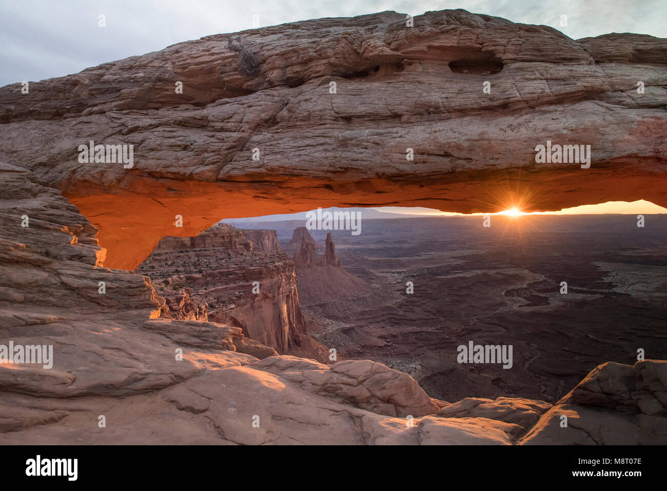 Sonnenaufgang über Canyonlands National Park, gesehen durch Mesa Arch. Stockfoto