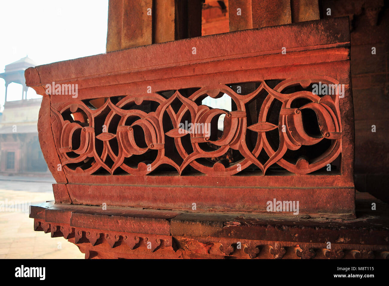 Nahaufnahme Detail eines Tempels Gebäude, in der Wüstenstadt Fatehpur Sikri Komplex, Uttar Pradesh, Indien. Aufwändig aus rotem Sandstein zurück zu 1571 dating geschnitzt Stockfoto