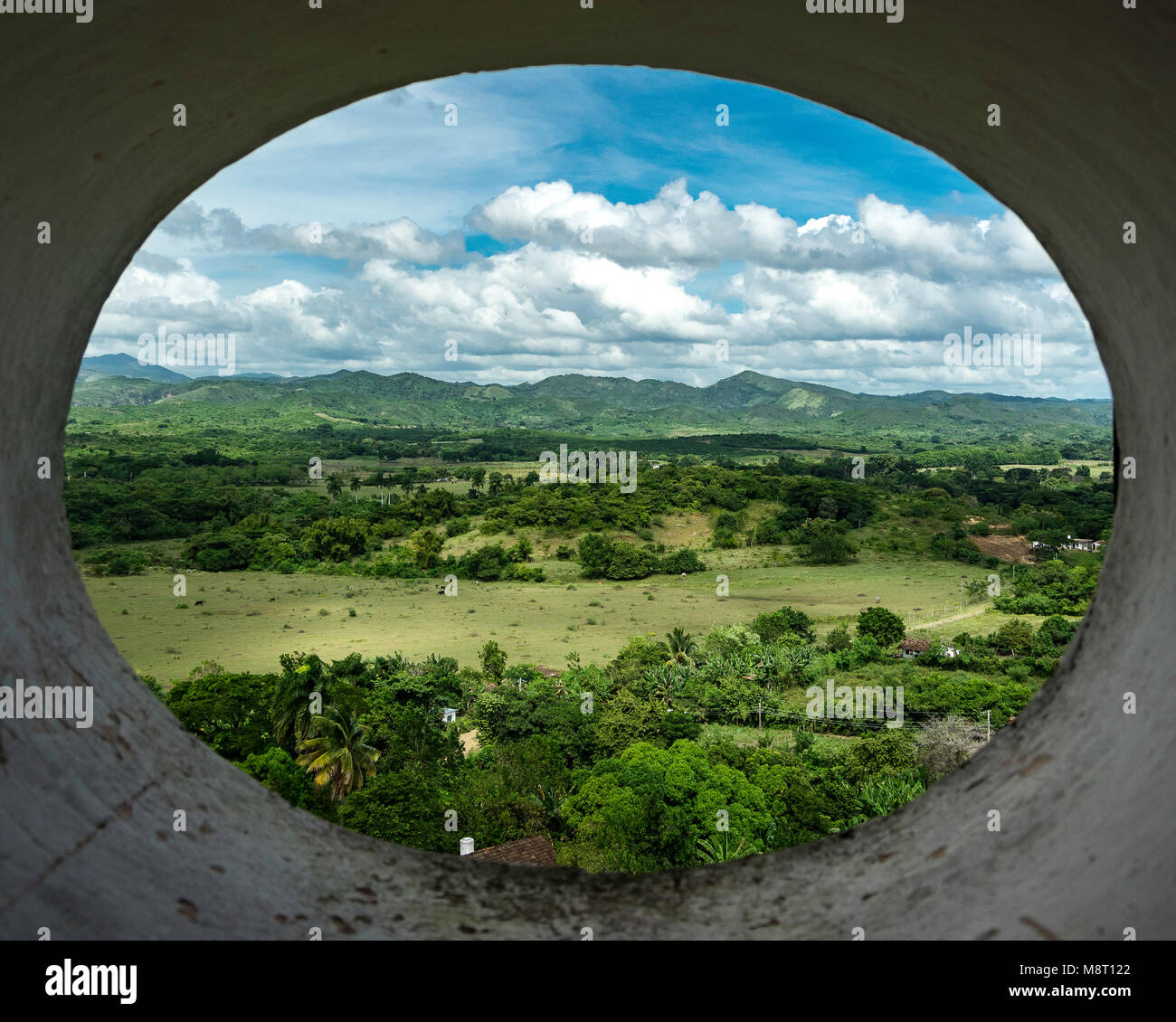 Ein Blick auf die Landseite im Tal der Zuckermühlen vom Turm auf dem Anwesen Manaca Iznaga in der Nähe von Trinidad, Sancti Spíritus, Kuba Stockfoto