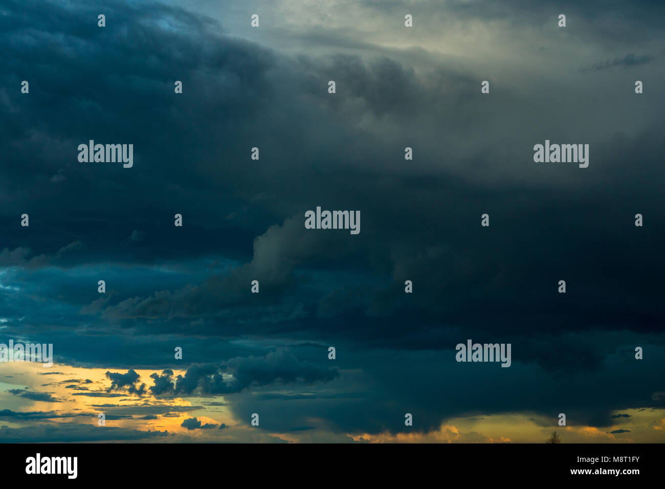 Trübes Wetter mit Stratus, cumulus und Cumulonimbus clouds während der Regen mit klaren Himmel und den Sonnenuntergang im Hintergrund Stockfoto