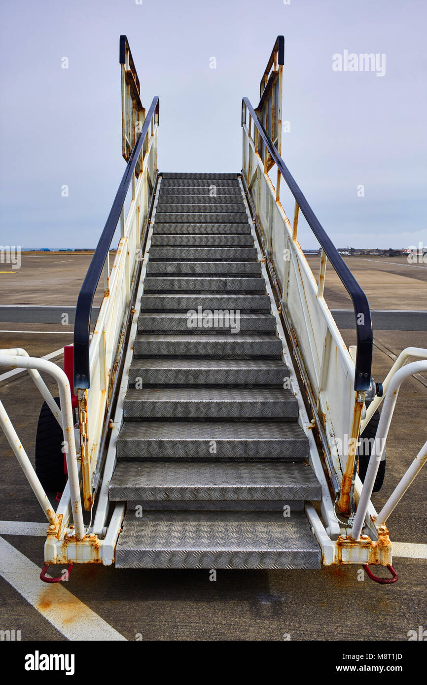 Mobile Schritte an Bord verwendet und ein Flugzeug von der Landebahn verlassen Stockfoto