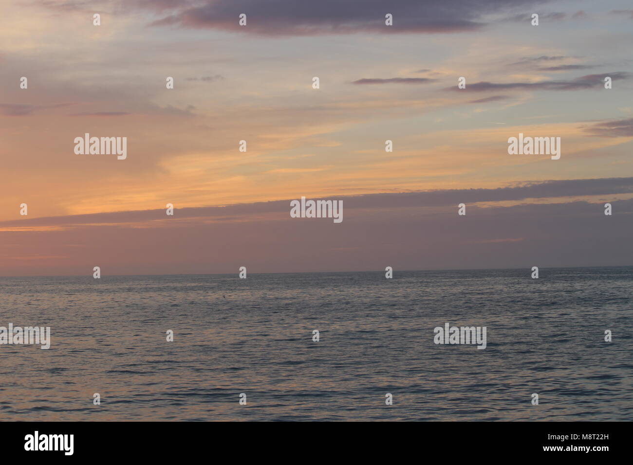 Pastellfarbenen Sonnenuntergang über dem Ozean Stockfoto