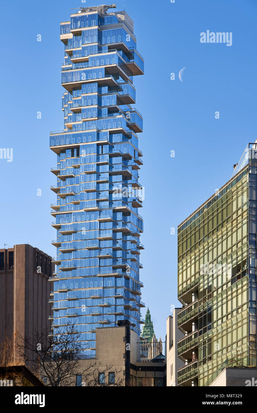 Luxus Gebäude (56 Leonard Street) im Herzen von Tribeca und der zunehmende Mond. Lower Manhattan, New York City Stockfoto