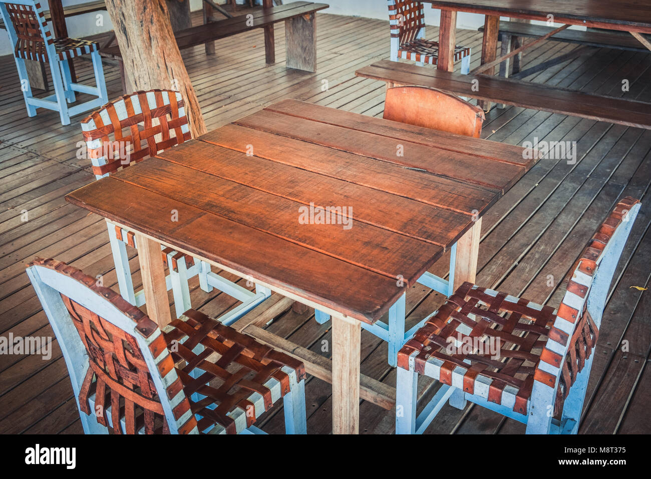 Holz- Tisch und vier Stühlen - leeren Restaurant - Stockfoto