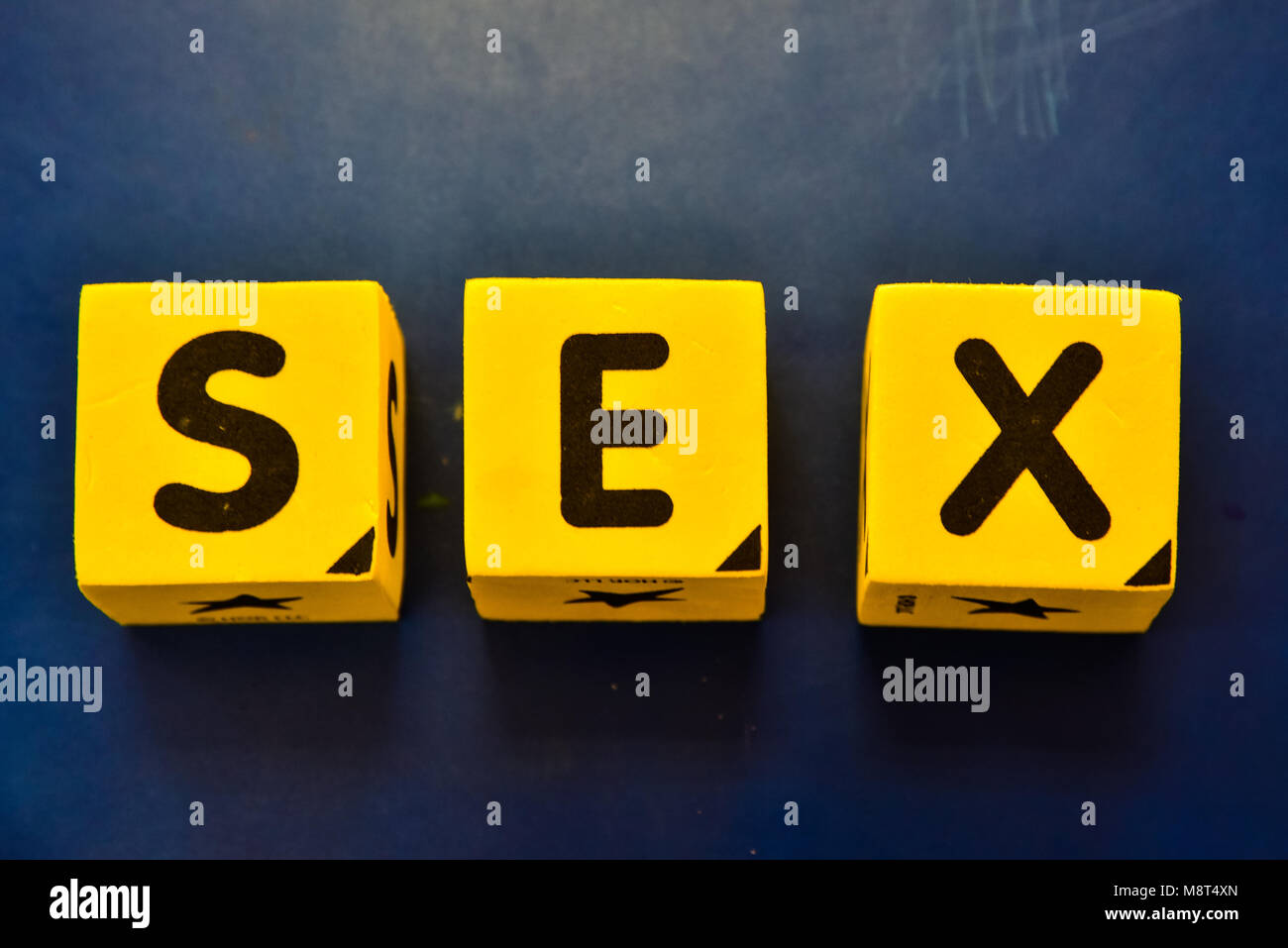 Gelbe Block Buchstaben Rechtschreibung ist das Wort "ex". Stockfoto
