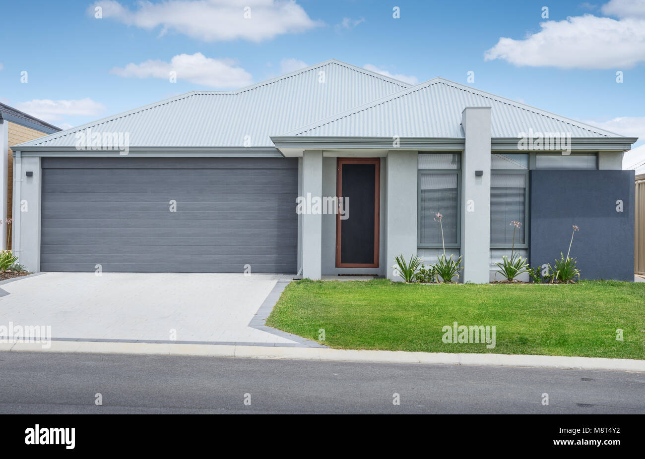 Typische Fassade ein modernes Vorstadthaus Stockfoto