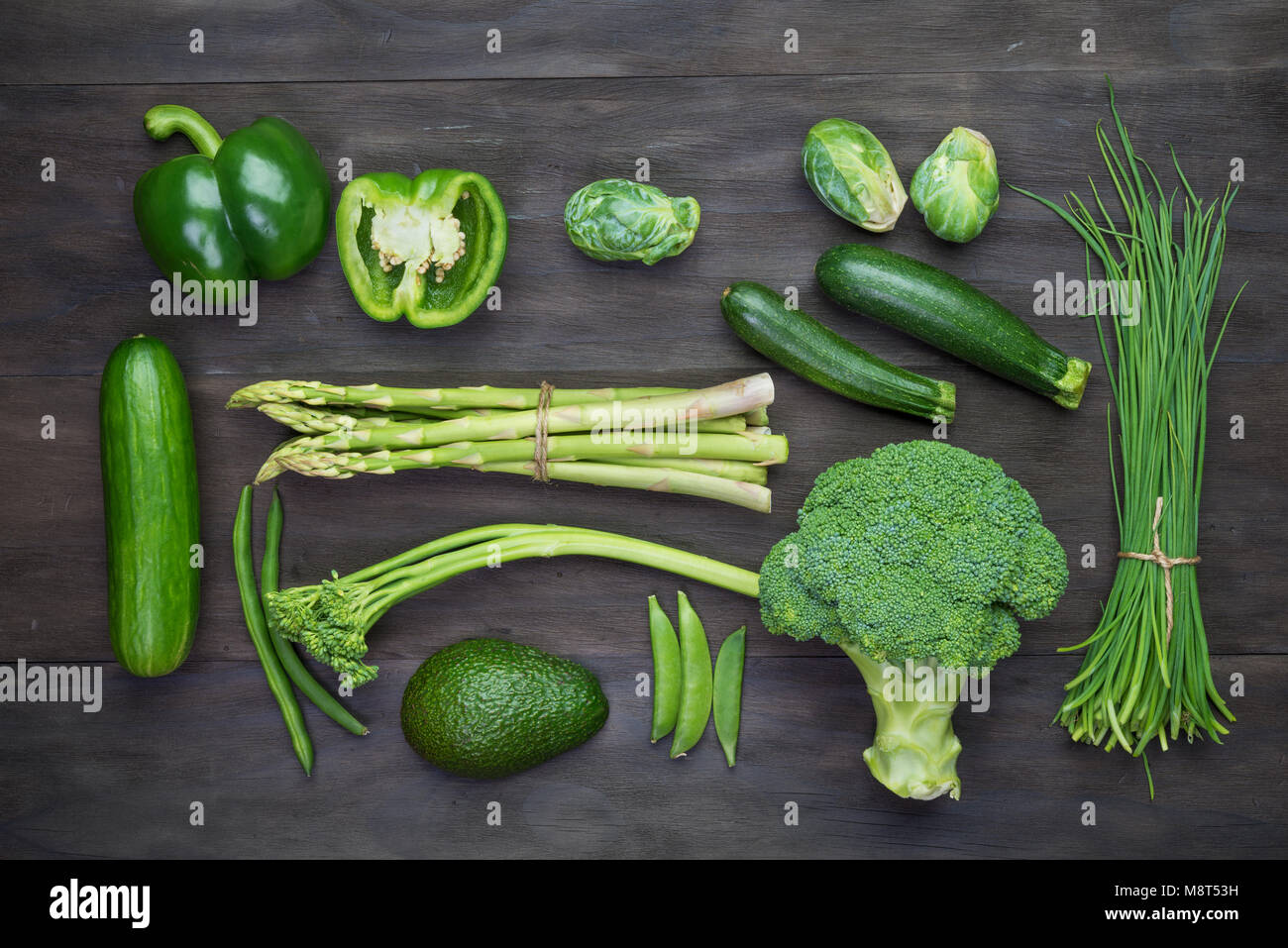Frisches Grün Bio Gemüse auf schwarzem Holz- vintage table.Organic Gemüse Top View Stockfoto