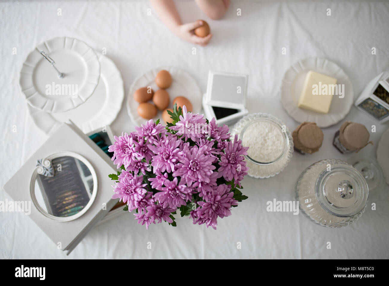 In morgen Family Mit Frühstück auf der Küche Top View Stockfoto