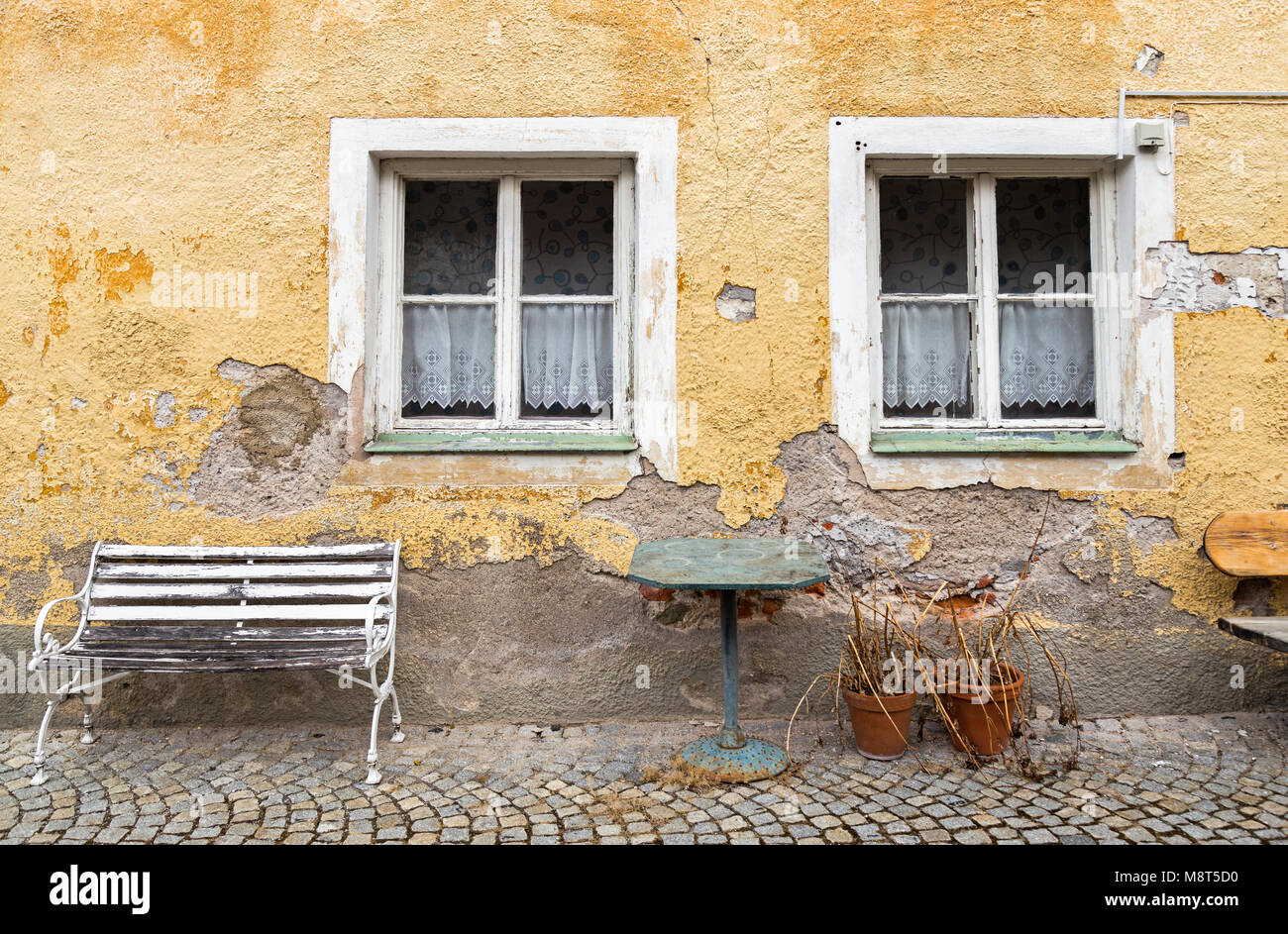 Fassade eines alten verfallenen Haus Stockfoto