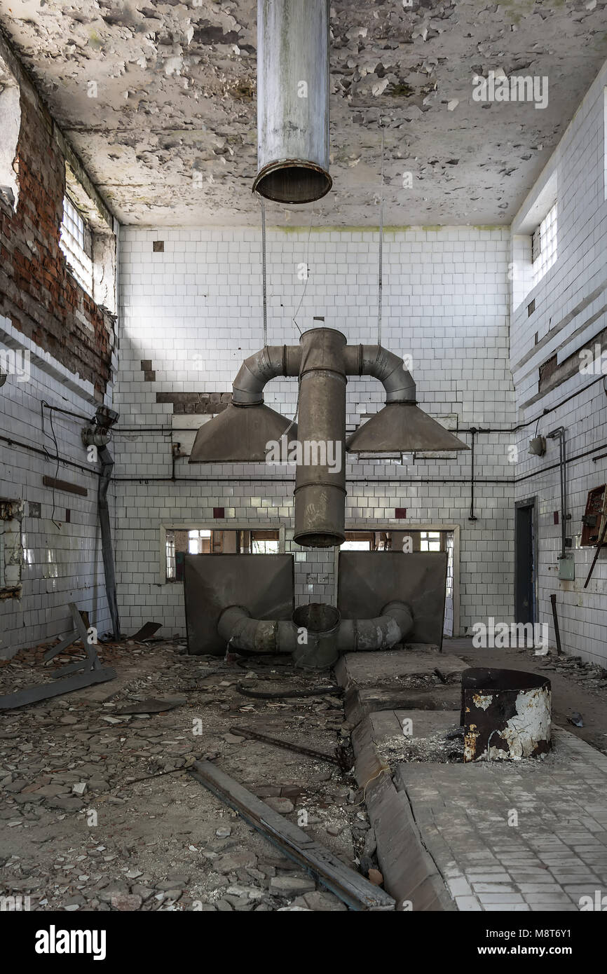 Große Küche Hauben in verlassenen industriellen Küche Stockfoto