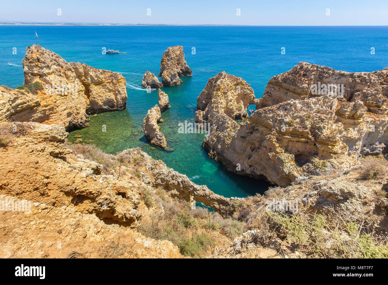 Seashore mit Rocky Mountains und das blaue Meer in Algarve Portugal Stockfoto