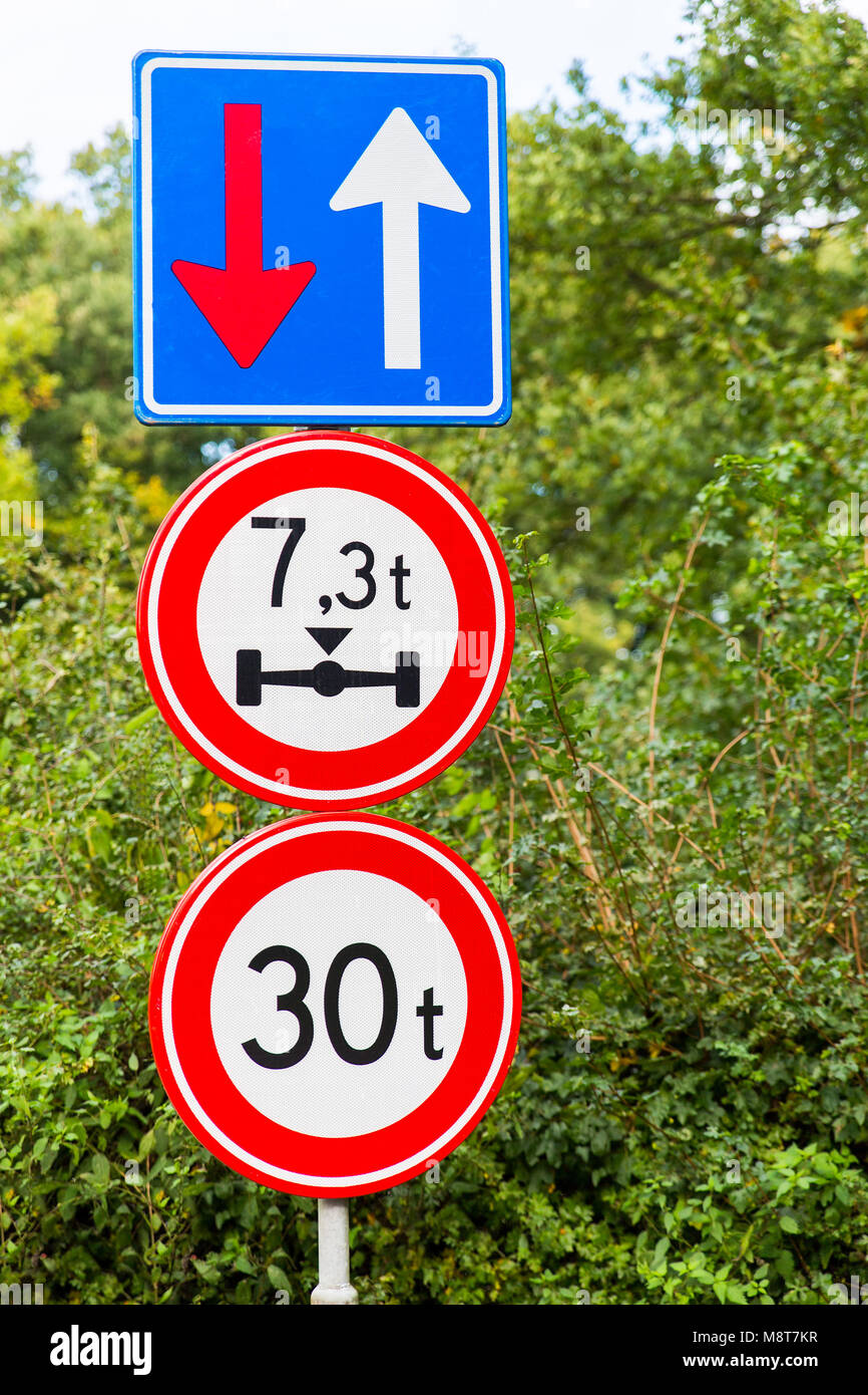Drei Verkehrszeichen in der Nähe von Bridge in der grünen Natur Stockfoto