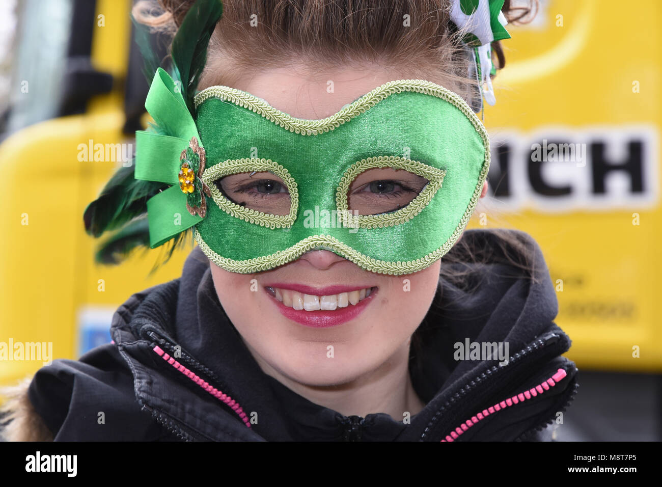 Junge Dame in eine Maske, St. Patrick's Day Parade, Green Park, London, UK Stockfoto