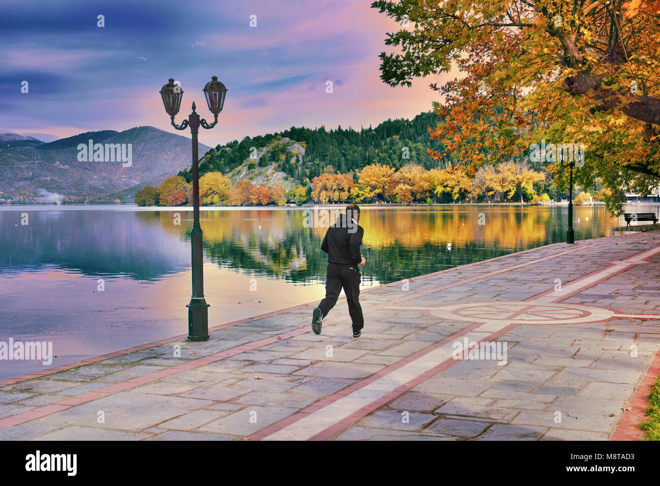 Jogging laufen Outfit, an der Seepromenade von Kastoria Stadt, in Orestiada See, an einem Nachmittag im Oktober, Westmakedonien, Nordgriechenland Stockfoto