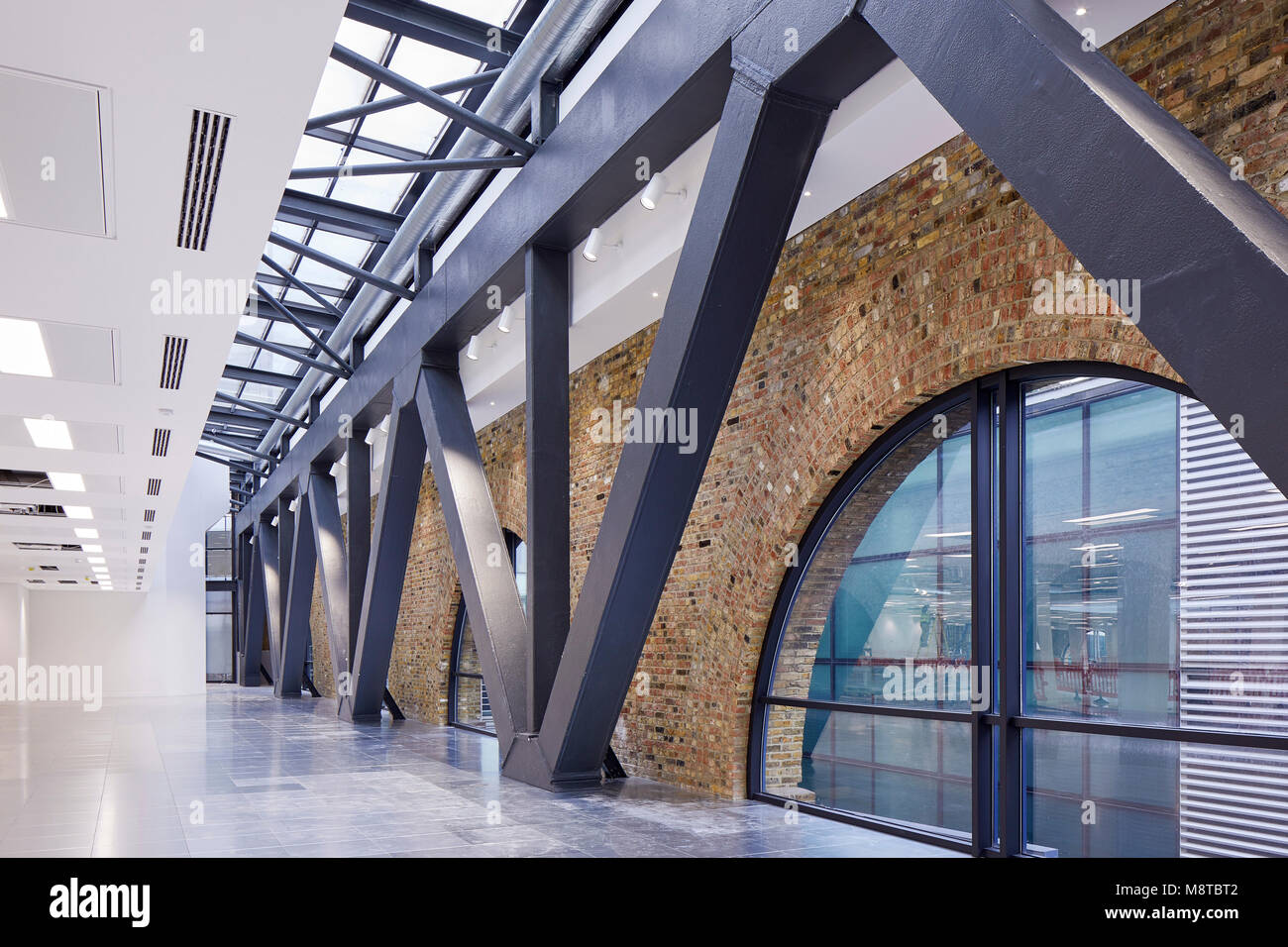 Interieur mit Metallverstrebungen. Der Fluss Gebäude, London, Vereinigtes Königreich. Architekt: Steif+Trevillion Architekten, 2017. Stockfoto