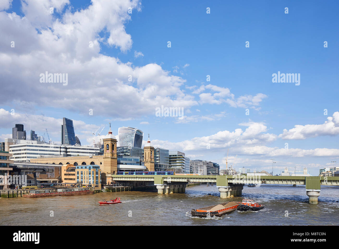 Blick auf die Themse mit 20 Fenchurch Street und Cannon Street Bridge. Der Fluss Gebäude, London, Vereinigtes Königreich. Architekt: Steif + Tre Stockfoto