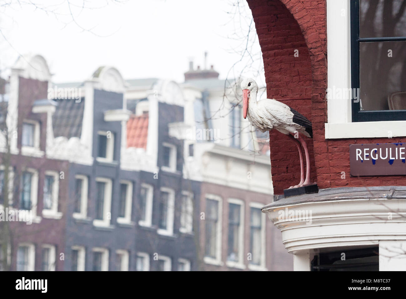 Ortstyp van ooievaar op kruising Prinsengracht en Reguliersgracht; Statue von Stork an der Kreuzung der Prinsengracht und Reguliersgracht Stockfoto