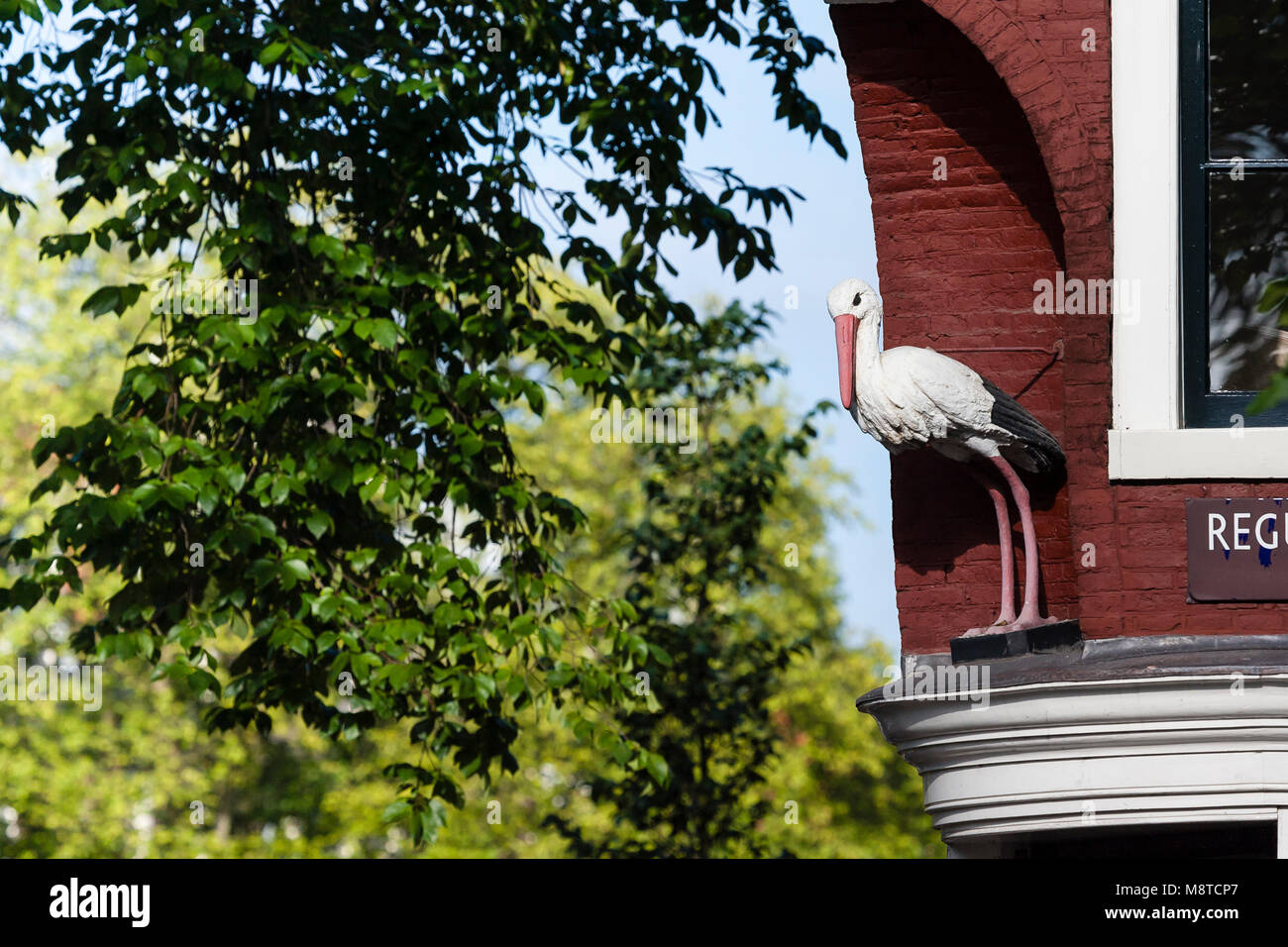 Ortstyp van ooievaar op kruising Prinsengracht en Reguliersgracht; Statue von Stork an der Kreuzung der Prinsengracht und Reguliersgracht Stockfoto