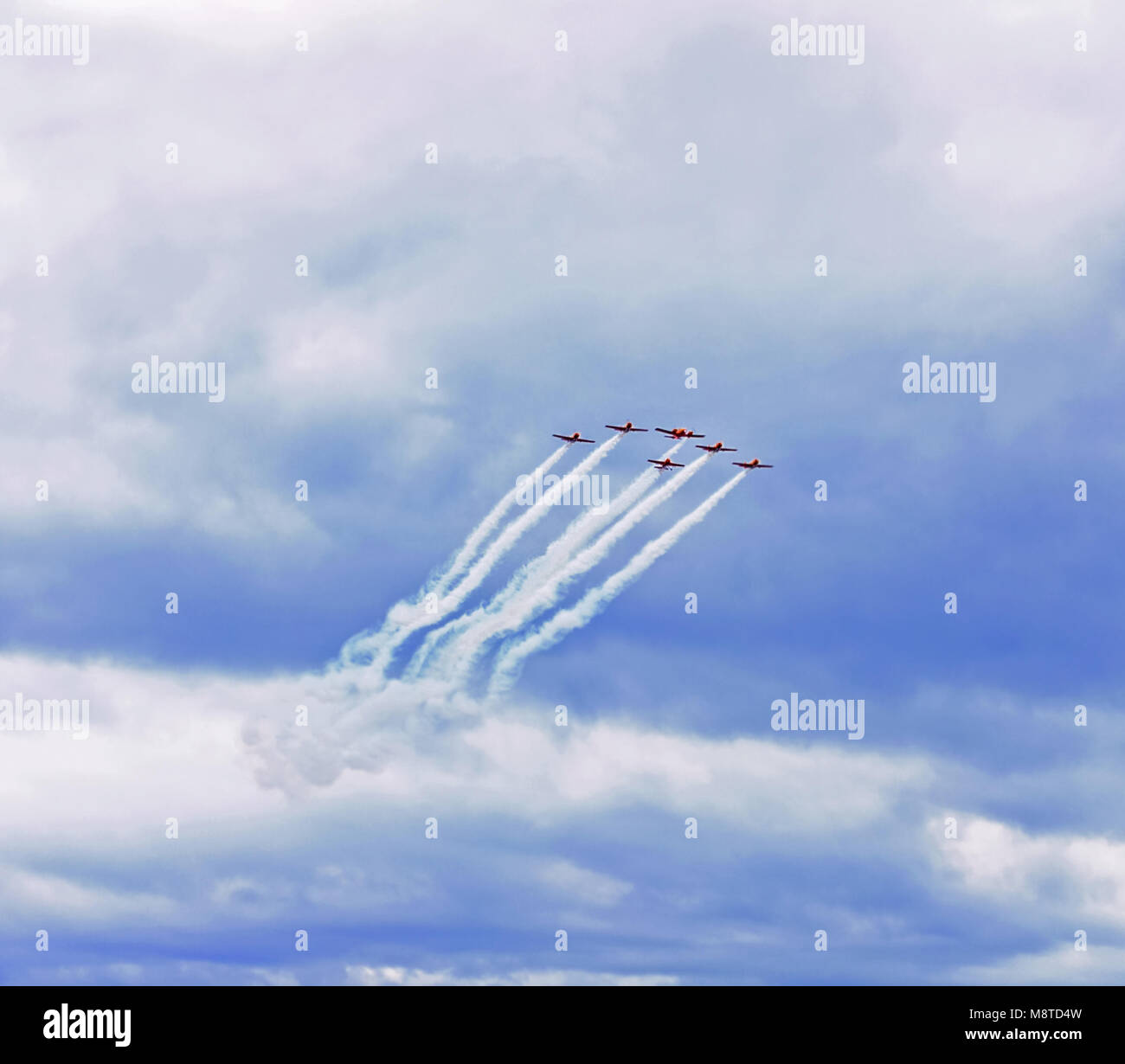 Sechs Ebenen hoch in den blauen Himmel Stockfoto