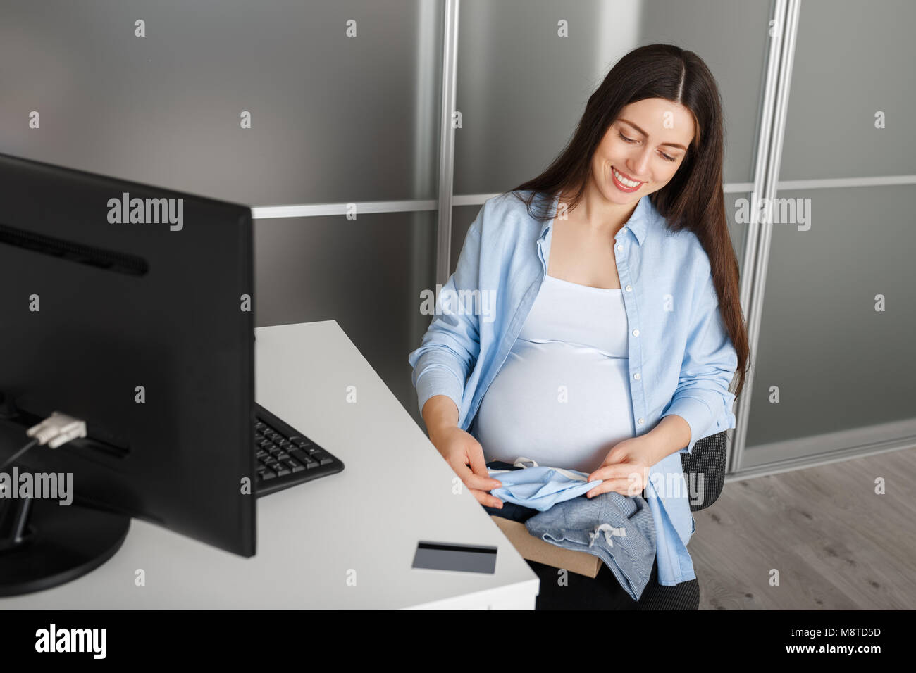 Schwangere Frau shopping online Stockfoto