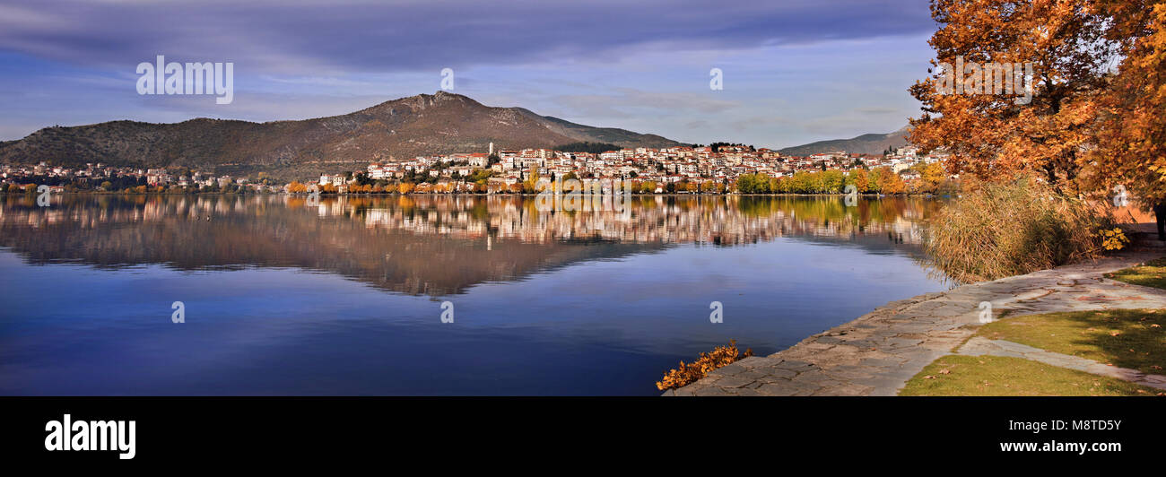 Am Nachmittag Blick von Kastoria Stadt spiegelt sich auf der ruhigen Oberfläche von Orestiada See, in Westmakedonien, Nordgriechenland Stockfoto
