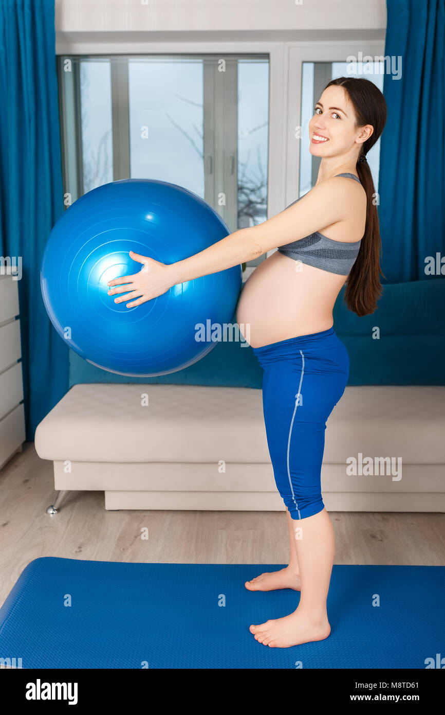 Schwangere Frau Übungen mit Fit Ball Stockfoto