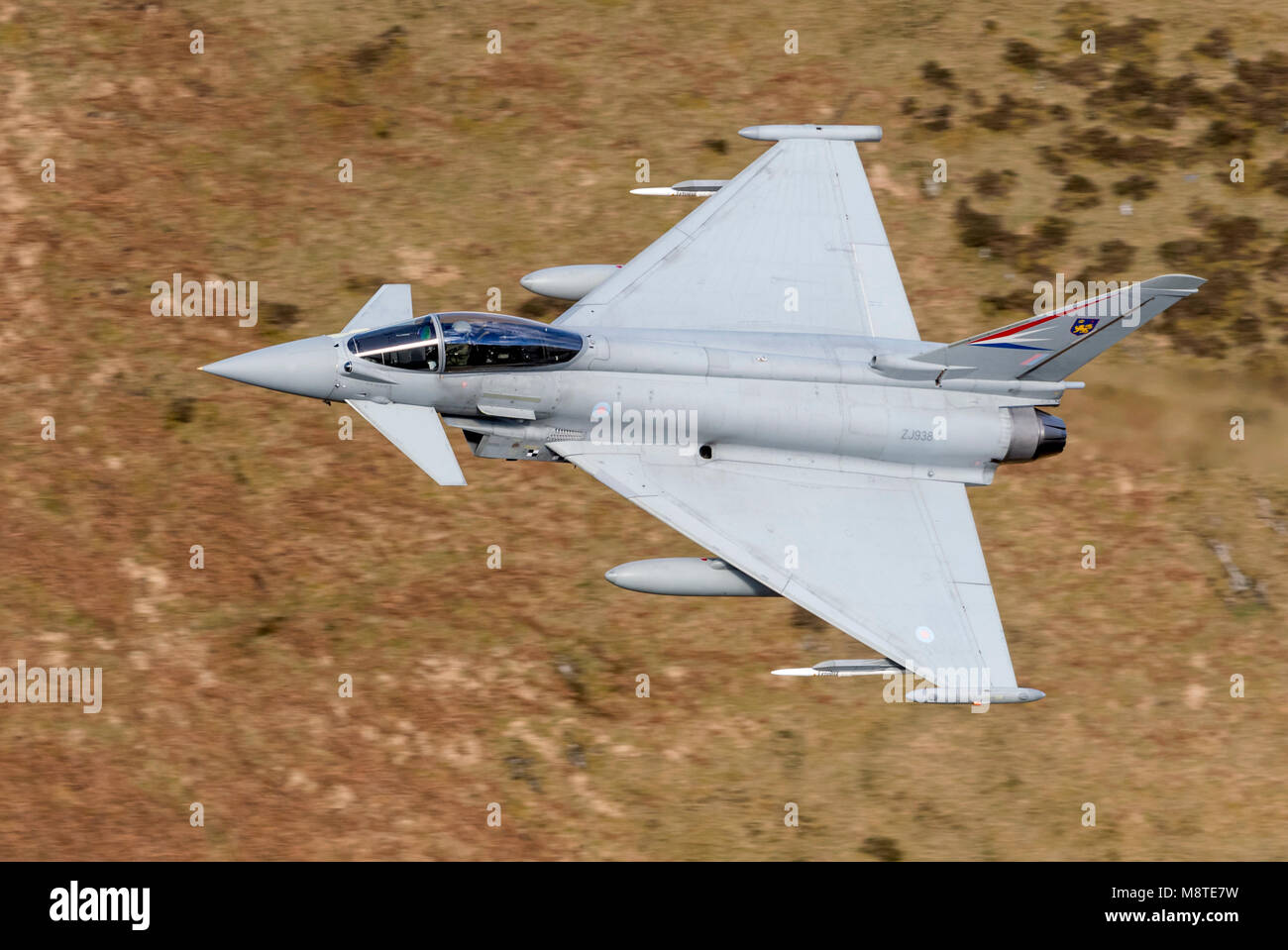 BAE Systems Typhoon von RAF Warton flying low level in der Mach Loop (LFA7) Stockfoto