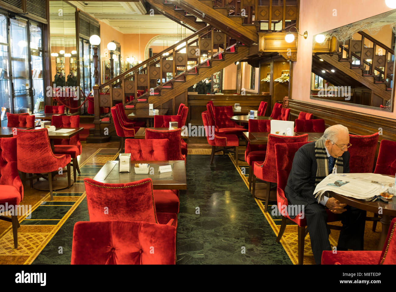 Ein Mann liest seine Zeitung im Cafe Rosati, Piazza del Popolo, Rom, Italien Stockfoto