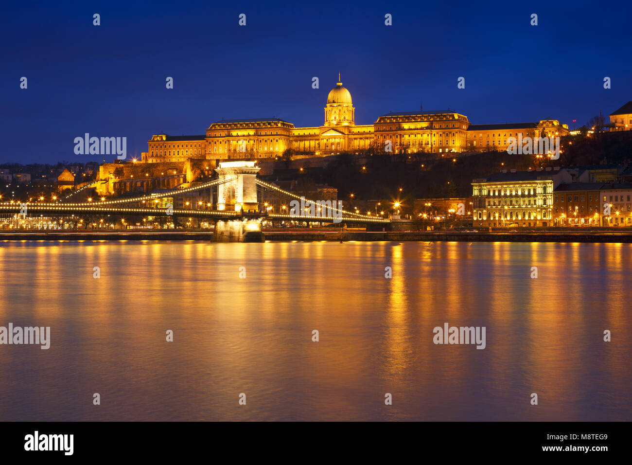 Budapester Burg und der berühmten Kettenbrücke in Budapest bei Sonnenuntergang, Ungarn Stockfoto