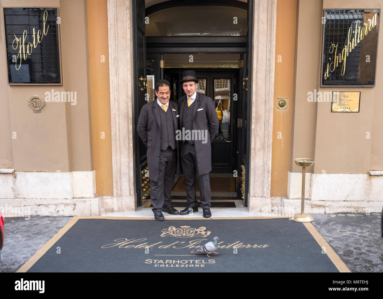 Die Angestellten im Hotel d'Inghilterra, Rom sehen Sie auf wie ein unerwarteter Gast eintrifft. Stockfoto