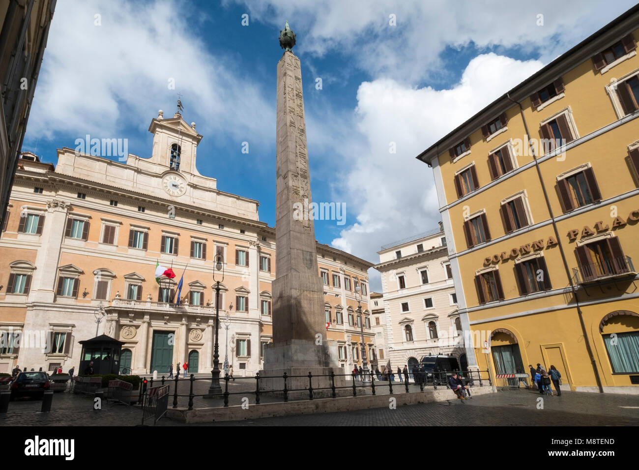 Palazzo Montecitorio in Rom - Sitz der repräsentativen Kammer des italienischen Parlaments. Stockfoto