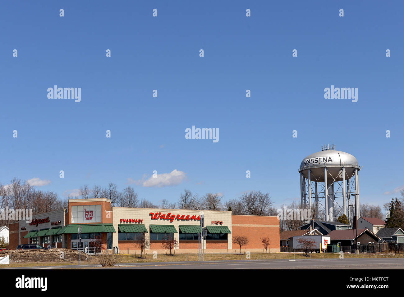Massena, NY, USA - 12. April 2014: Walgreens, auf der Main Street, ist das zweite größte Apothekenkette in den USA. Das Dorf Wasserturm ist der Righ Stockfoto