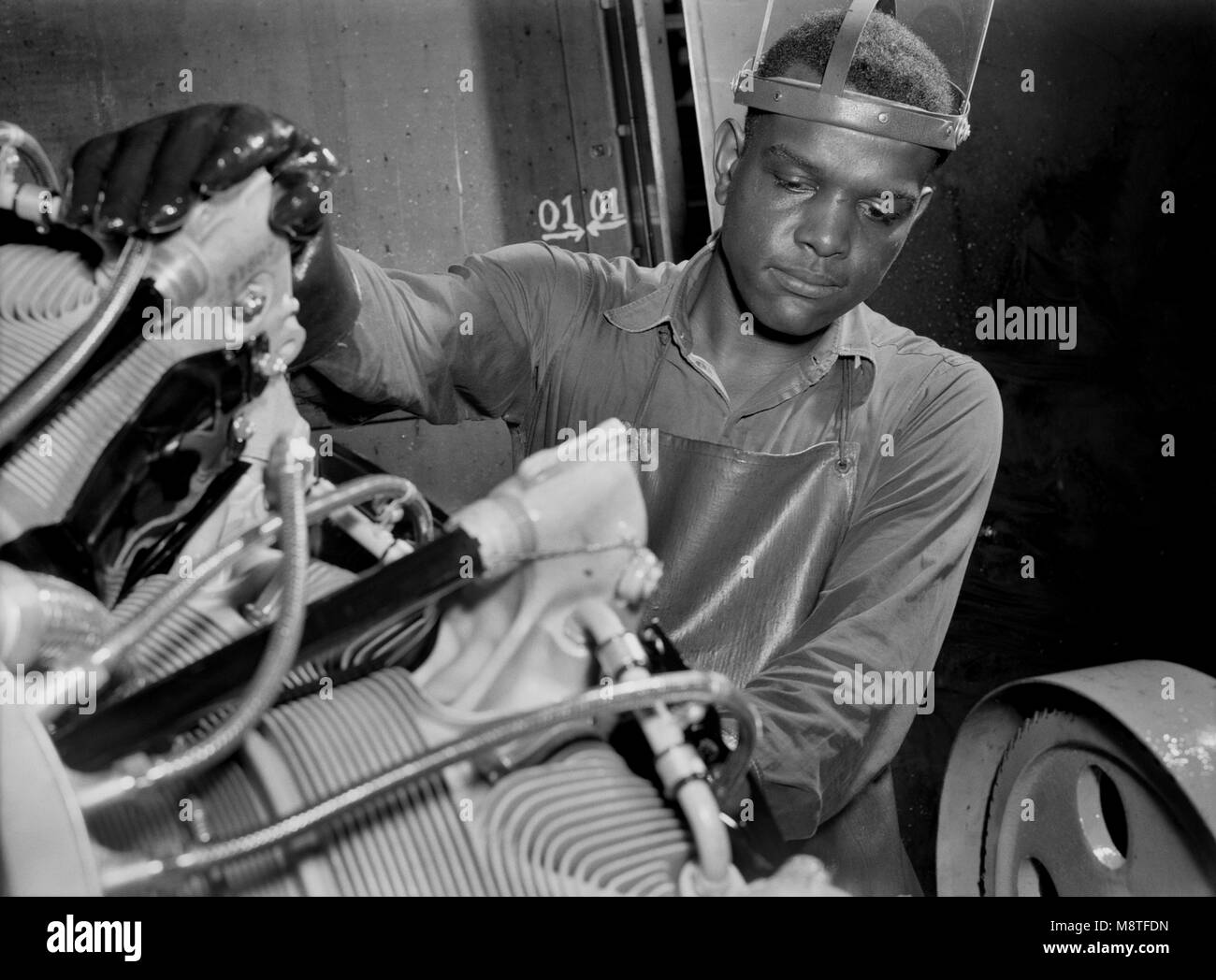 Fabrikarbeiter Waschen Flugzeug Motor vor der Auslieferung bei Buick Pflanze umgewandelt für Krieg Produkt Produktion, Melrose Park, Illinois, USA, Ann Rosener, Office of War Information, Juli 1942 Stockfoto