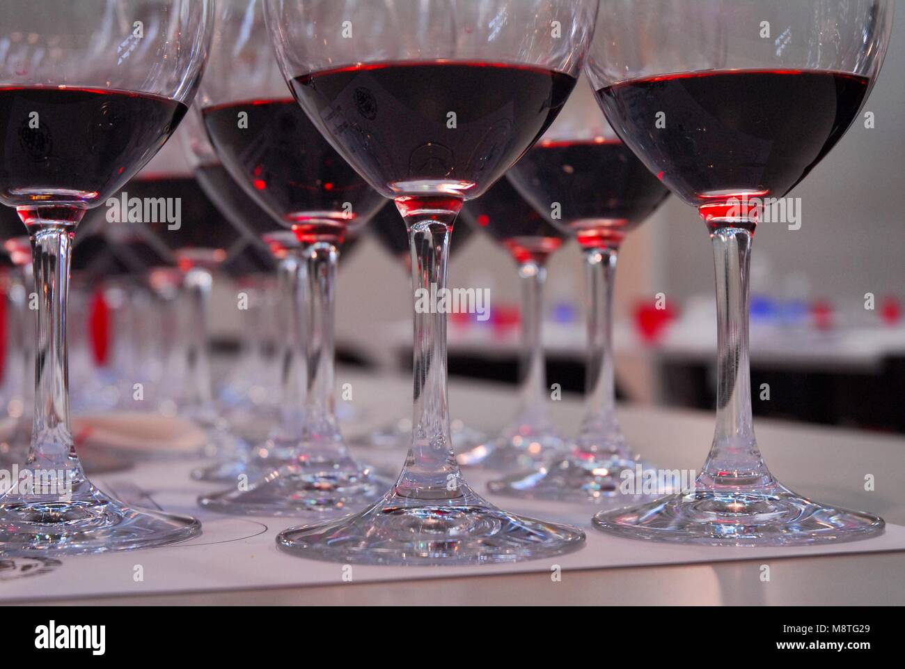 Weinproben in der Nähe von Gläser Rotwein Stockfoto