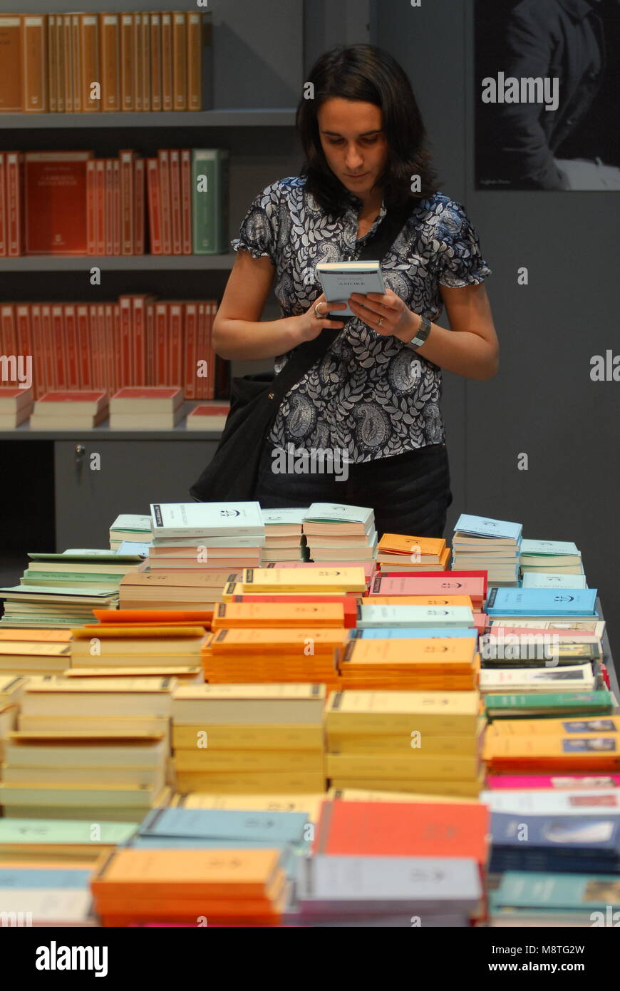 Lesen Buch Einblick in eine Frau, die Hand, die einen offenen selektive Buch konzentrieren Stockfoto