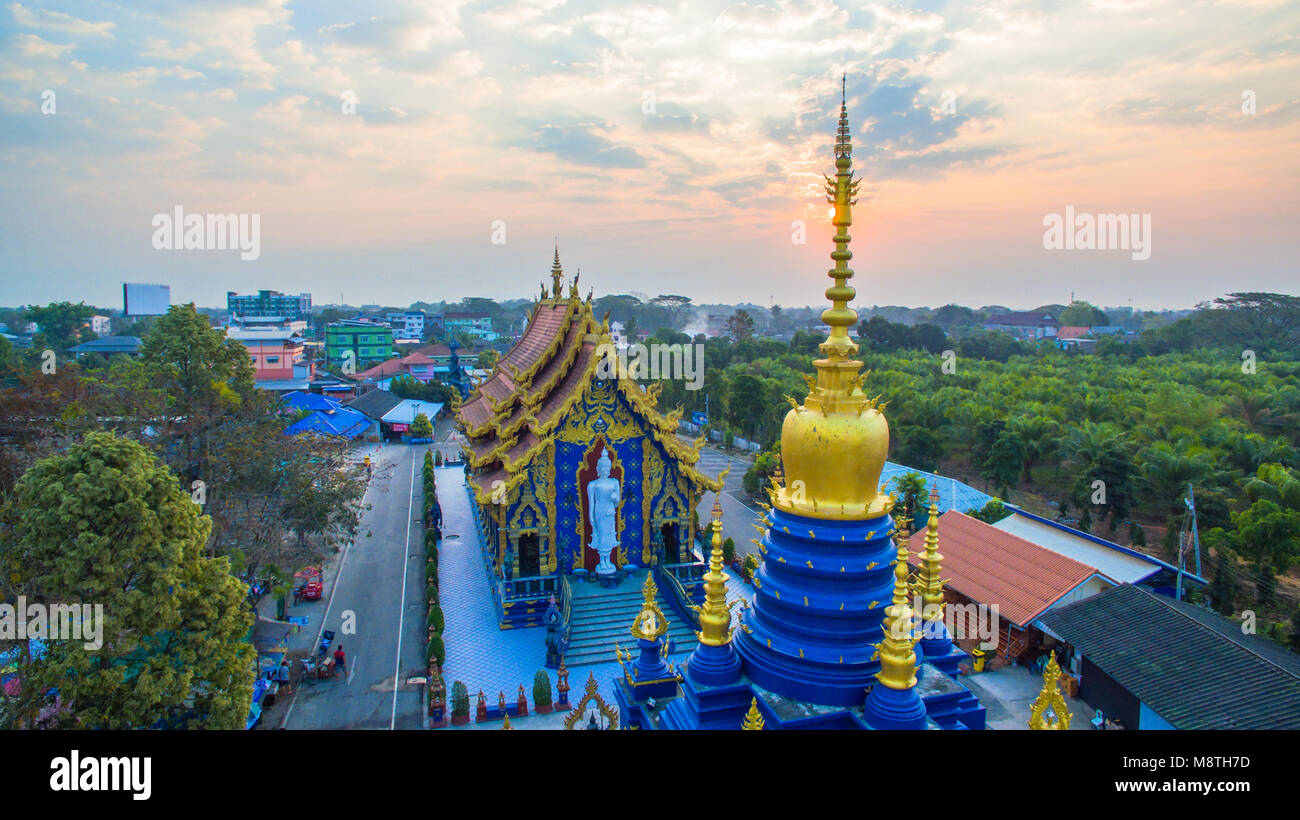 Chiang Rai Blue Tempel oder Wat Rong Seua Zehn ist in Rong Suea Zehn im Stadtteil Rimkok liegt ein paar Kilometer außerhalb von Chiang Rai Stockfoto