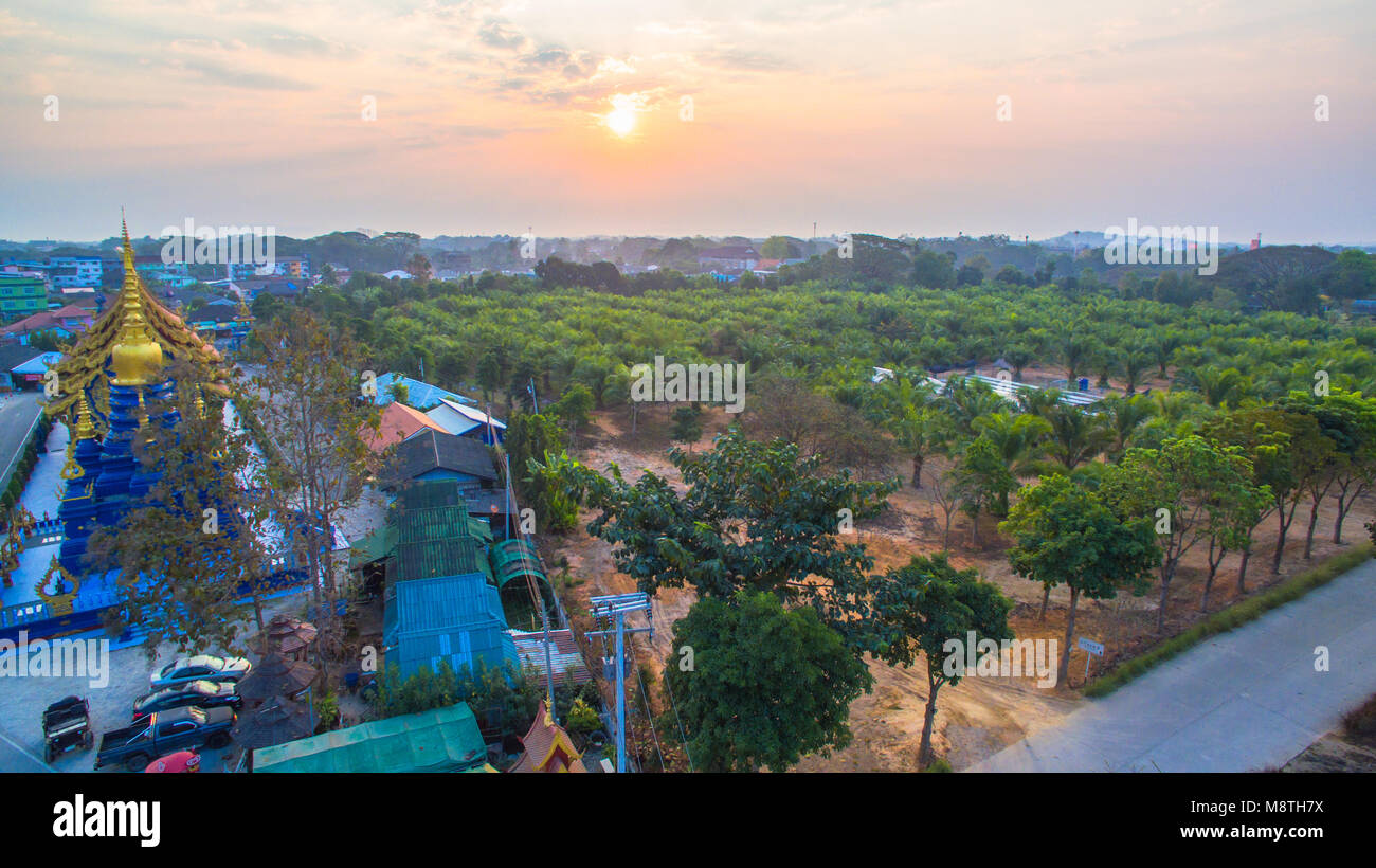 Chiang Rai Blue Tempel oder Wat Rong Seua Zehn ist in Rong Suea Zehn im Stadtteil Rimkok liegt ein paar Kilometer außerhalb von Chiang Rai Stockfoto