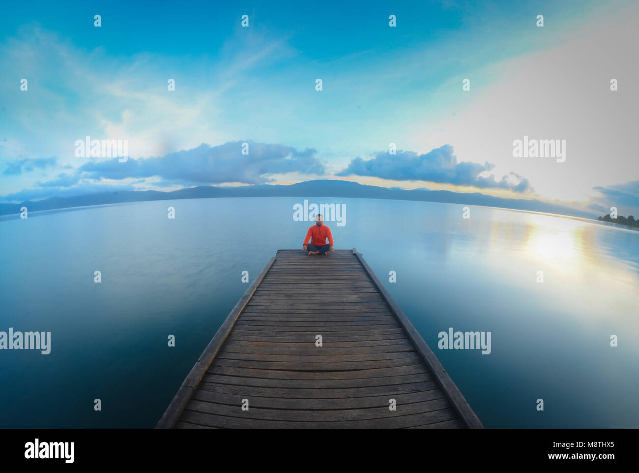 Morgen yoga Frieden unser Geist neben dem blauen Matano See zu. Stockfoto