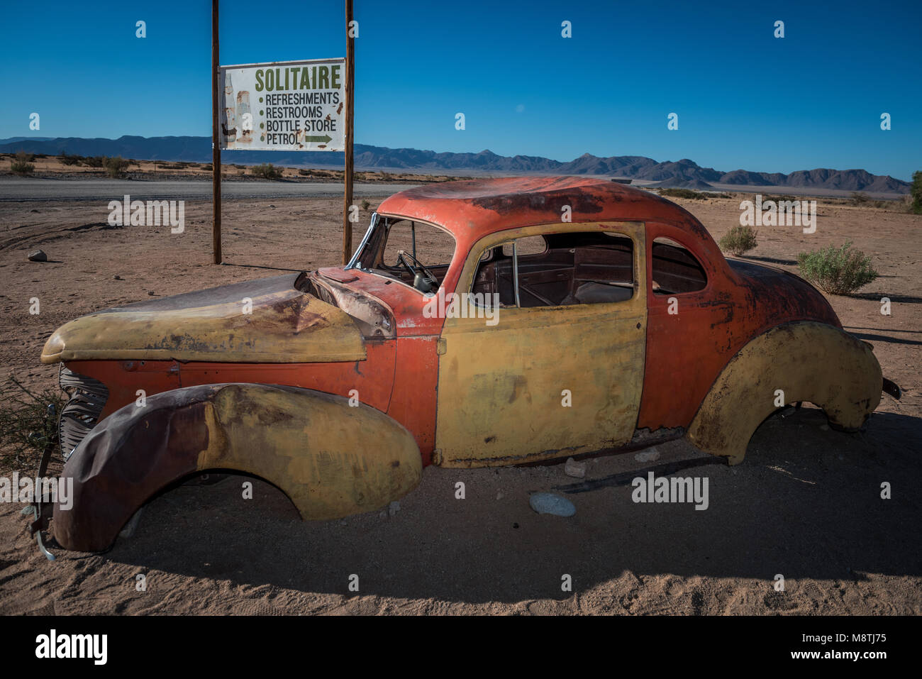 Ein altes Auto in Namibia's legendären Wüste Boxenstopp von Solitaire Stockfoto