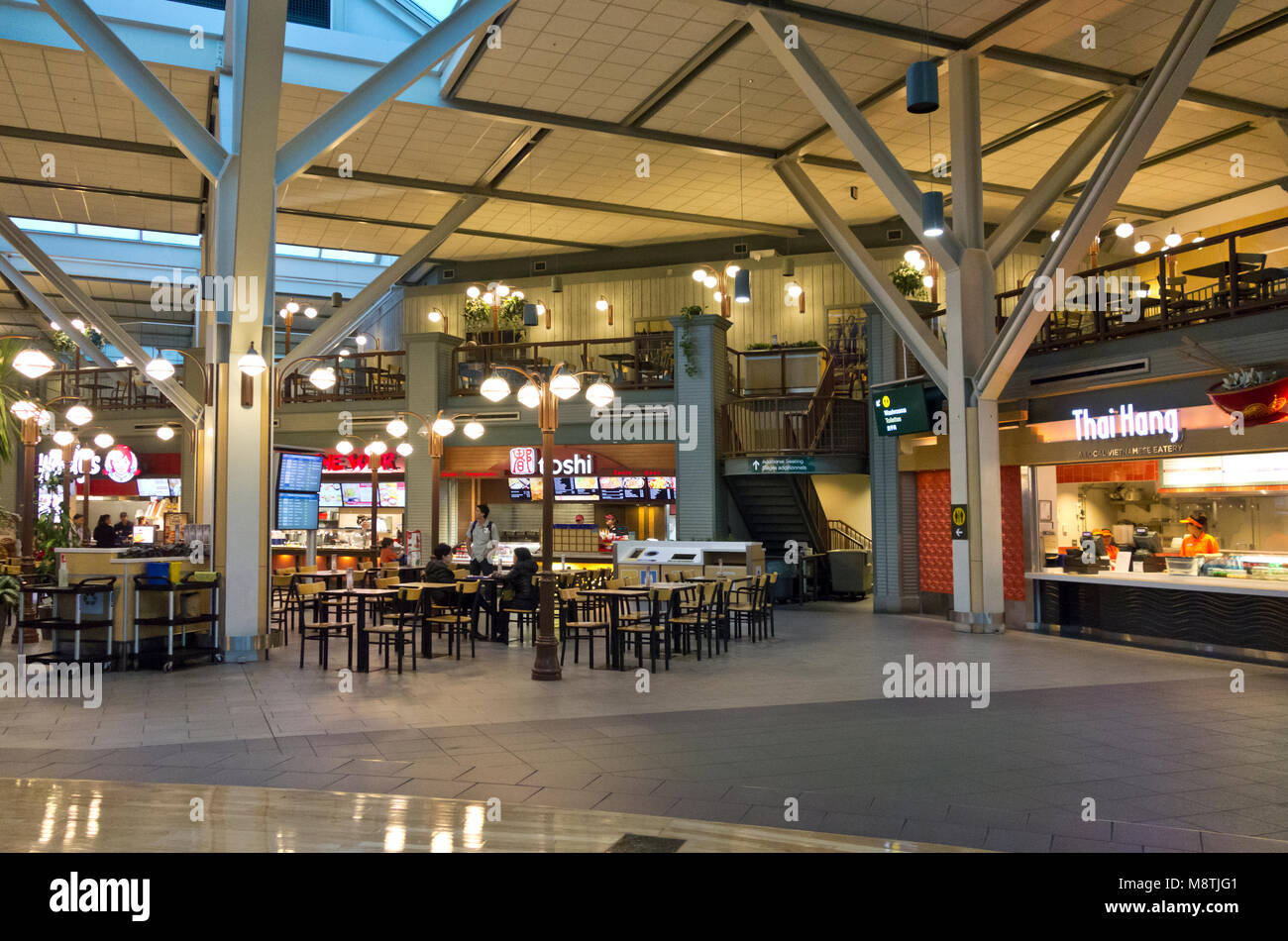 Food Court am internationalen Flughafen Vancouver YVR Stockfoto, Bild