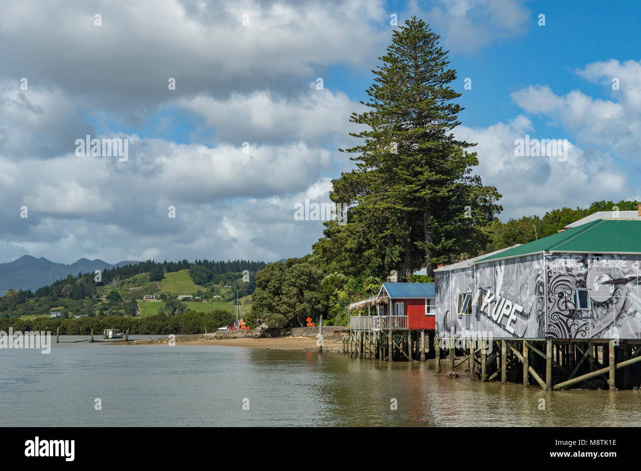 Uferpromenade am Rawene, North Island, Neuseeland Stockfoto