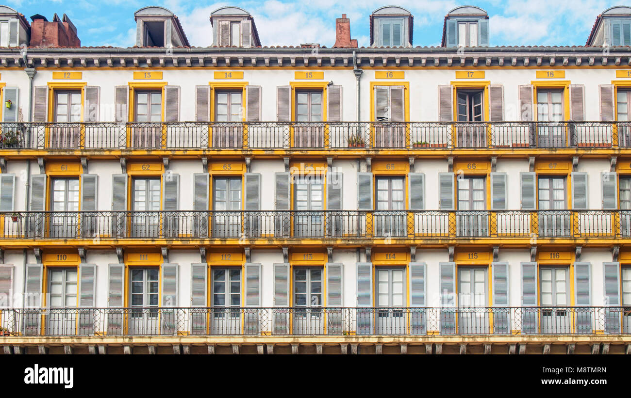 Alten spanischen Stil Fenster Fassade Stockfoto