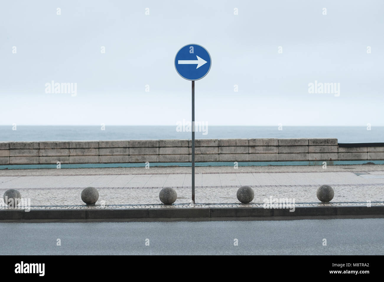 Verkehrszeichen auf einer Promenade an der Atlantikküste in Portugal Stockfoto