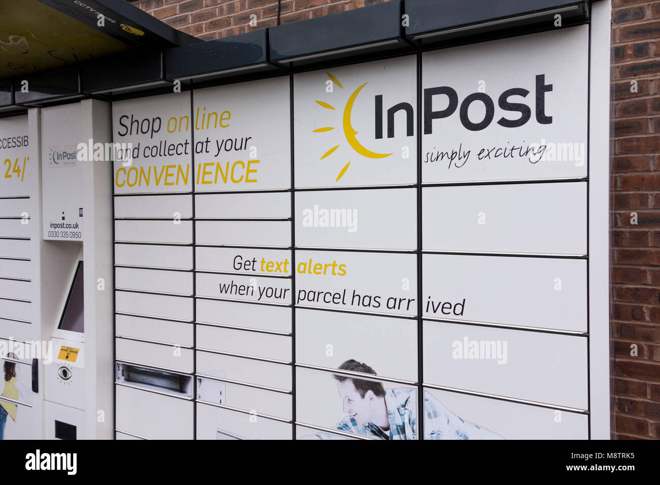InPost ist eine alternative Klicken und Sammeln Service, können Sie Ihr Paket abholen ein Schließfach in der Nähe, in einer Zeit, die Anzüge Stockfoto